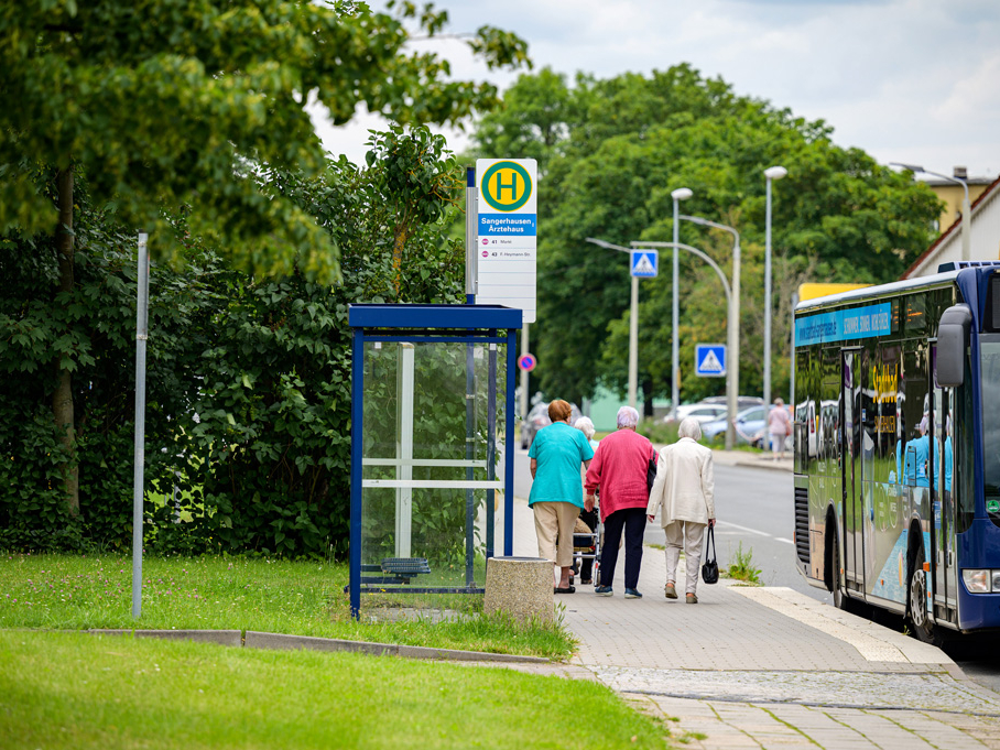 Die Bushaltestelle befindet sich gleich in der Nähe der Straße Glück-Auf. © Thomas Müller