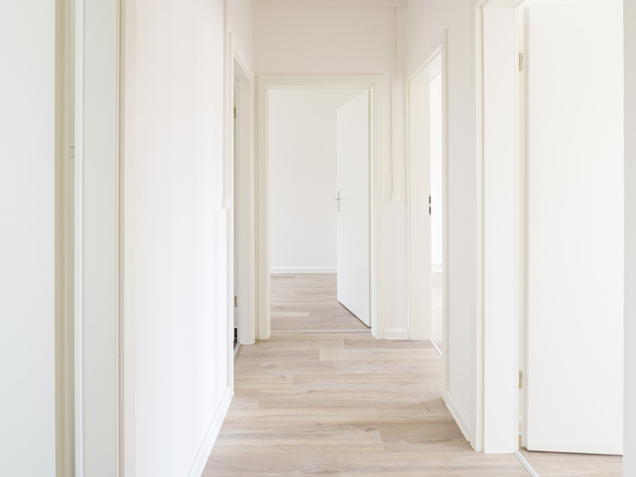 Sanierte Wohnung mit hellem Flur und weißen Innentüren in der Straße Glück-Auf. © Thomas Müller